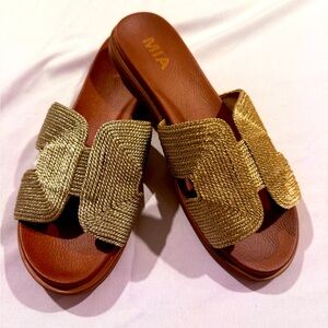 NWOT MIA Metallic Gold Woven Slide Sandals – Size 6.5